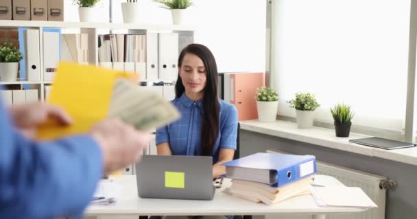 オフィス4K映画スローモーションで黄色の封筒で賄賂を拒否ビジネス女性 贈賄の概念 — ストック動画