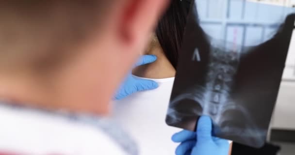 神经科医生跟踪颈椎 双手拿着X光检查4K片慢动作 脊柱骨质疏松症的诊断与治疗 — 图库视频影像