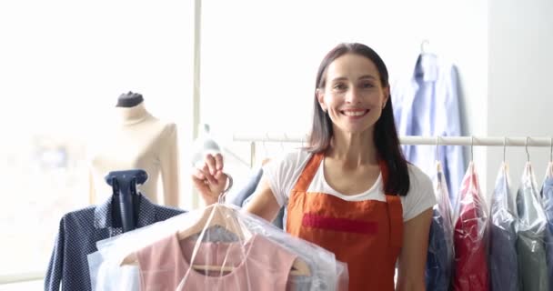 Mulher Dando Roupas Limpas Sacos Plástico Para Cliente Lavanderia Filme — Vídeo de Stock