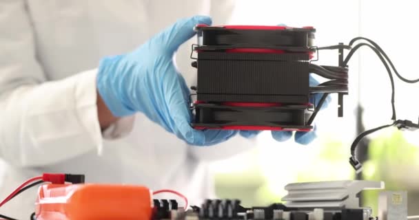 장갑을 컴퓨터 장비에 냉각기를 설치하는 마스터 슬로우 모션을 클로즈업합니다 채광의 — 비디오