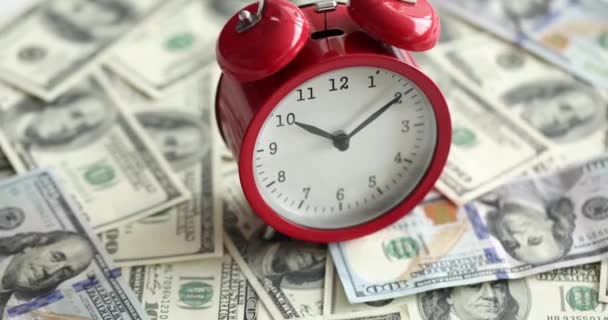 Reloj Despertador Rojo Pie Conjunto Billetes Dólar Americano Primer Plano — Vídeos de Stock