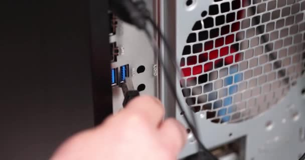 人工将电缆插入计算机连接器 闭合4K胶片慢动作 计算机设备概念的组装 — 图库视频影像