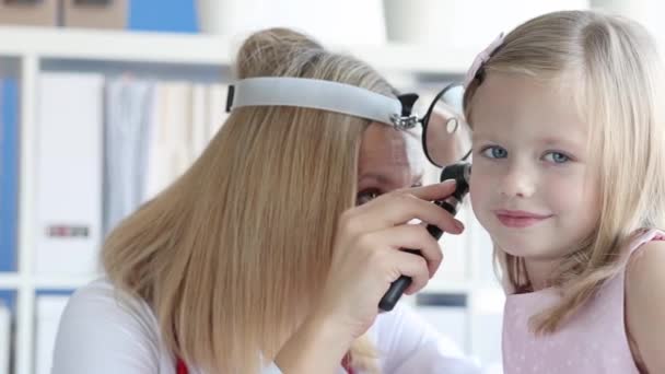 Γιατρός Ωρλ Διεξάγει Ιατρική Εξέταση Του Αυτιού Του Μικρού Κοριτσιού — Αρχείο Βίντεο