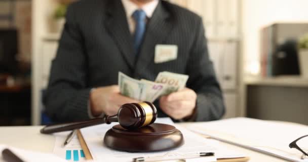 Advogado Masculino Juiz Conta Dinheiro Contra Fundo Martelo Juiz Local — Vídeo de Stock
