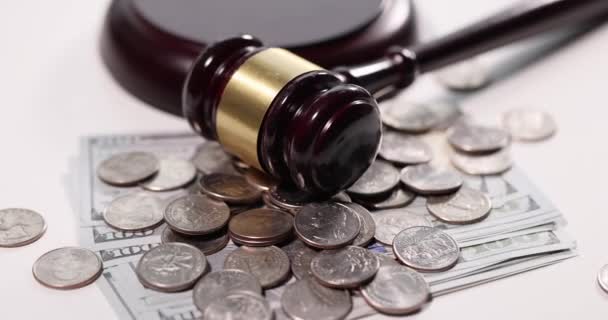 Δικαστής Gavel Μετρητά Και Κέρματα Στο Τραπέζι Έννοια Της Φοροδιαφυγής — Αρχείο Βίντεο