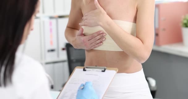 母乳学家对病人的乳房进行医学检查 胸部肿大和疼痛的概念 — 图库视频影像