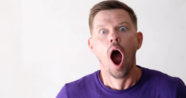 Portrait Shocked Screaming Man Holding Head Hands Emotion Shock Removal — Stockvideo