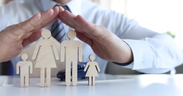 Osoba Chroni Dom Rodzinę Ochrona Rodziny Zachowanie Wartości Rodzinnych Utrzymanie — Wideo stockowe