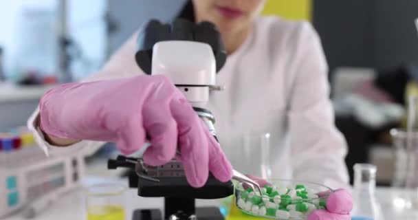 Вчений Технолог Вивчає Медичні Таблетки Під Мікроскопом Концепція Фармації Охорони — стокове відео