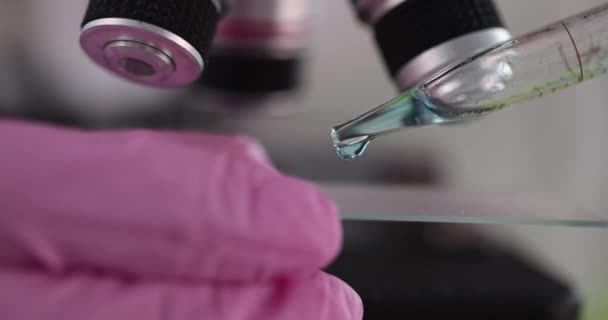 バイオテクノロジー研究所で働く科学者はスライド上の液体の滴を適用します 病理学的病理発生学的スライド上の水のドロップとサンプルを収集します — ストック動画
