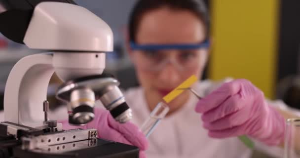 Wissenschaftler Gibt Streifen Mit Test Reagenzglas Mit Flüssigkeit Laborforschung Mit — Stockvideo