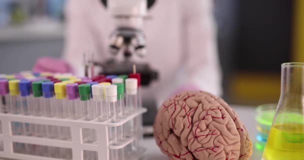 Επιστήμονας Στο Εργαστήριο Μελετά Τον Ανθρώπινο Εγκέφαλο Συστημική Βιολογία Αποκαλύπτει — Αρχείο Βίντεο