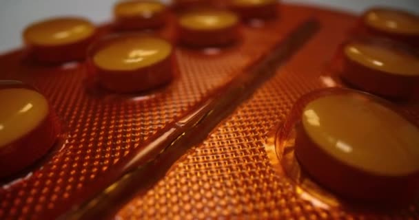 Pilules Blanches Médicales Dans Une Plaquette Orange Capsules Médicales Santé — Video
