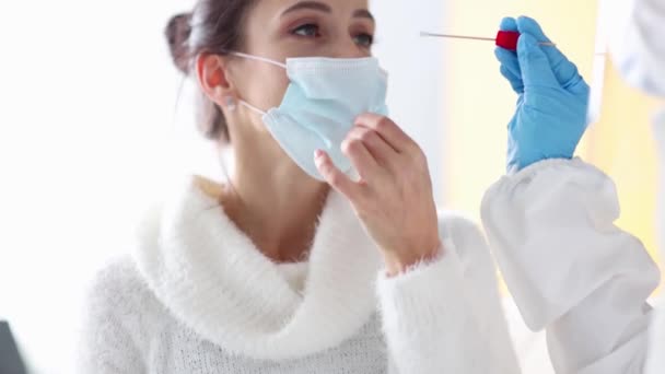防護服の医者はCovid 19またはコロナウイルス感染のための鼻腔からの生物学的材料のサンプルを取る 鼻洗浄の概念を取る看護師 Pcr検査 — ストック動画