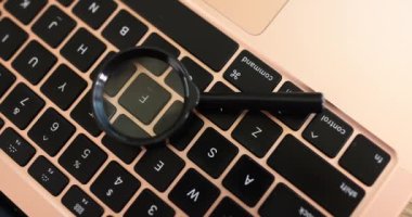 Dizüstü bilgisayarda duran büyüteç, 4K 'lık filmi yavaş çekimde yakalıyor. Sayfa bulunamadı 404 konsepti