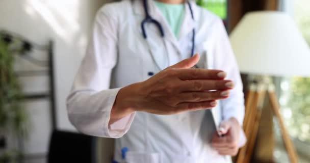 医者は握手のために手を伸ばしクリニックで閉じる4K映画スローモーション 医学の概念におけるパートナーシップ — ストック動画