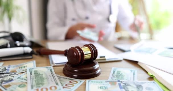 Juez Mazo Acostado Mesa Contra Fondo Del Médico Con Dinero — Vídeo de stock