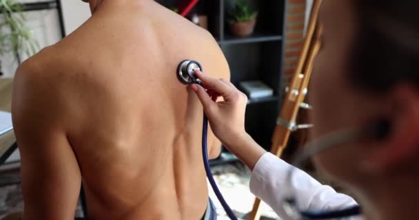Orvos Pulmonológus Hallgatja Tüdőt Beteg Hátából Közelkép Film Lassított Felvételét — Stock videók