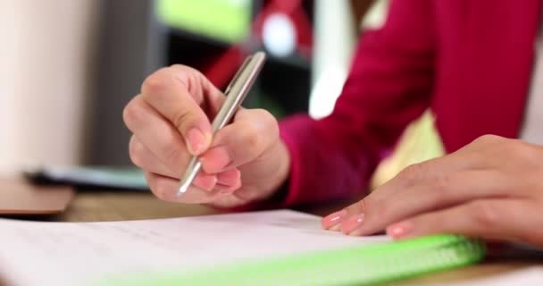 Γυναίκα Που Γράφει Στυλό Διαρκείας Χαρτί Notebook Closeup Ταινία Αργή — Αρχείο Βίντεο