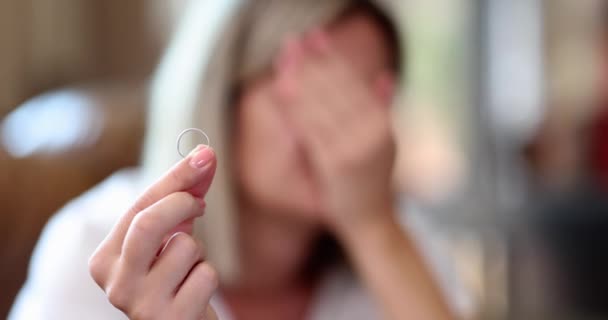 Kobieta Płacząca Trzymająca Obrączkę Rękach Zbliżenie Filmu Slow Motion Niewierność — Wideo stockowe