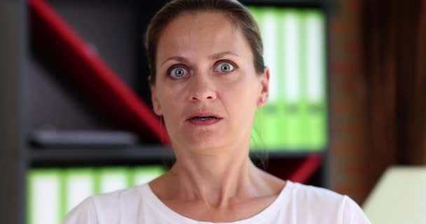 Verängstigte Frau Schaut Durch Ihre Finger Film Zeitlupe Konzept Zur — Stockvideo