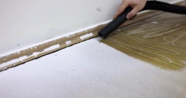 Usta tamirci inşaat süpürgesiyle toz topluyor. Yakın çekim 4K film yavaş çekim. Tamir konsepti için ev aletlerinin satışı