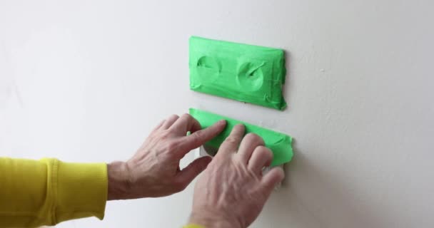 Enchufes Sellado Del Constructor Con Cinta Adhesiva Verde Antes Pintar — Vídeos de Stock