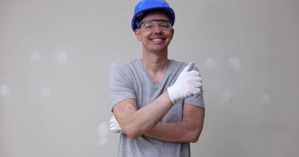 戴着头盔和护目镜 微笑着建造者 展示他们的大拇指和4K电影的慢动作 专业质量维修和完成工作概念 — 图库视频影像