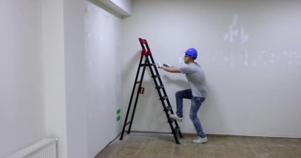 Hombre Feliz Reparador Escalando Escalera Levantando Las Manos Hasta Película — Vídeos de Stock