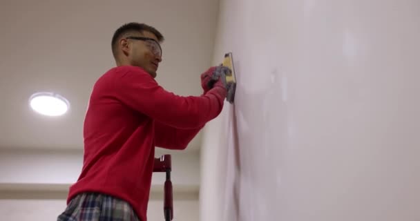 Naprawiający Szlifowanie Ścian Skrobakiem Przed Malowaniem Filmu Slow Motion Wykończenie — Wideo stockowe