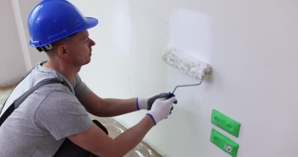 Lavoratore Edile Pittura Muro Bianco Con Rullo Film Rallentatore Decor — Video Stock