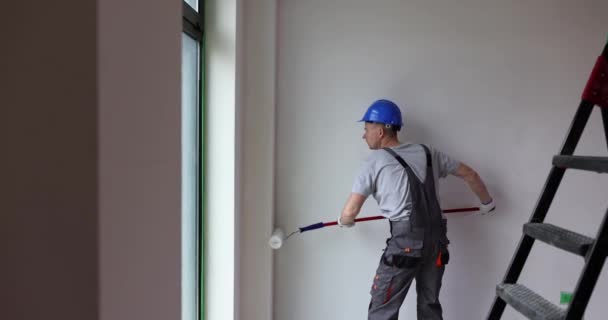 Männliche Reparaturarbeiter Streichen Wände Der Wohnung Weiß Mit Farbwalze Film — Stockvideo