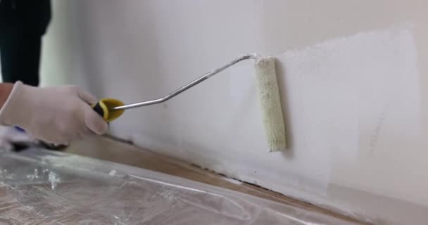 Builder Hand Painting Wall White Mit Roller Closeup Film Slow — Stockvideo