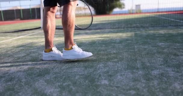 男子打网球和击球的场地特写4K电影慢镜头 业余爱好和休闲网球概念 — 图库视频影像