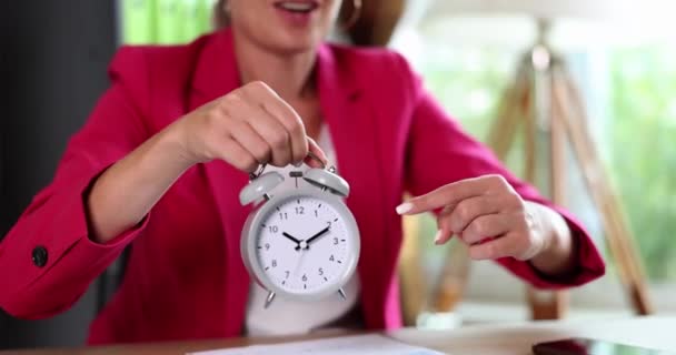 Businesswoman Pink Suit Pointing Index Finger Alarm Clock Workplace Closeup — Vídeo de stock
