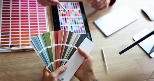Σχεδιαστής Και Πελάτης Επιλέγει Χρώμα Από Την Παλέτα Και Ψηφιακό — Αρχείο Βίντεο