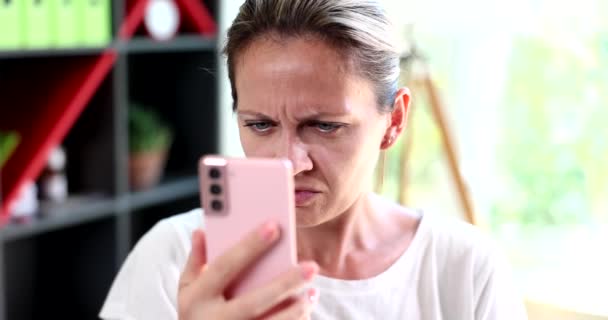携帯電話の画面を見て視力の悪い素人女性4K動画スローモーション 悪いニュースの概念 — ストック動画