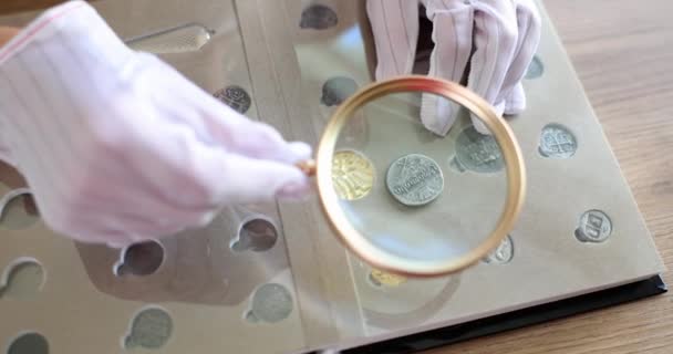 Numismatik Zkoumá Starou Minci Lupou Detailní Záběr Film Zpomalení Koncept — Stock video