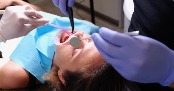 Zubař Léčí Zuby Mladé Ženy Podle Pacientky Klinice Film Zpomalený — Stock video