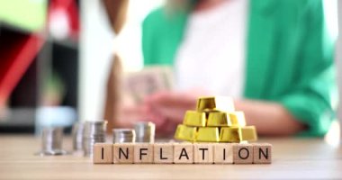 Ahşap küplere enflasyon yazıları, yakın plan. Bankacılık krizi, düşen altın fiyatları, değer kaybı