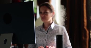 Hava nemlendirici ofisteki bir masada çalışıyor, yakın plan. İşyerindeki modern cihaz, teknoloji