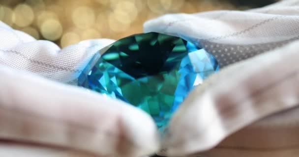 Ręce Rękawiczkach Trzymają Przezroczysty Niebieski Diament Zbliżenie Kamienie Szlachetne Biżuteria — Wideo stockowe
