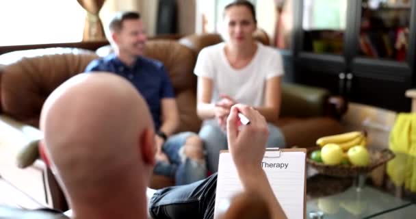 一位家庭心理学家与一对夫妇在沙发上交谈 这是一次亲密的交谈 家庭治疗的概念 — 图库视频影像