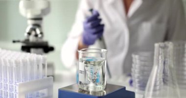 Laboratuvarda damıtılmış suyun kalitesini kontrol ediyorum, yakın plan. Sıvı göstergelerinin analizi ve kontrolü