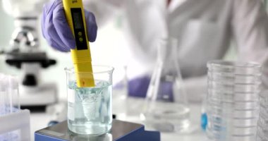 Laboratuvarda içme suyunun kalitesinin incelenmesi, yakın plan. Akışkan analiz, filtreleme