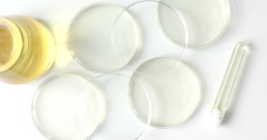 Sarı sıvılı laboratuvar çanakları ve mataralar, üst görüş, yakın çekim. Petrol kalitesi için ekipman