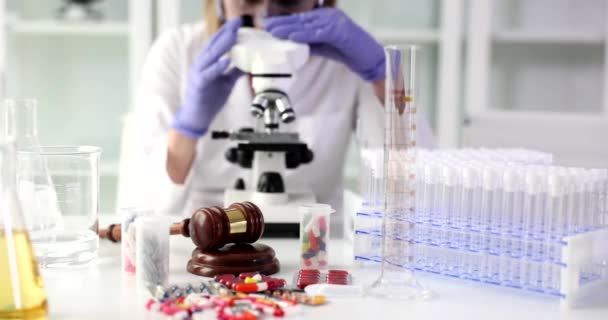 Chemicus Kijkt Microscoop Naar Kwaliteit Van Drugs Een Close Smokkel — Stockvideo