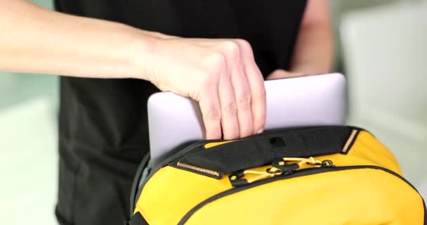 Vrouwelijke Handen Stoppen Een Laptop Een Gele Rugzak Een Close — Stockvideo