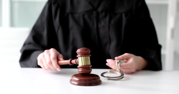 ハンマーと手錠を手にした裁判官は クローズアップ コンセプト有罪判決懲役 — ストック動画