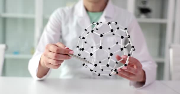 Специалист Показывает Модель Соединения Молекул Крупным Планом Создание Сыворотки Фуллерена — стоковое видео